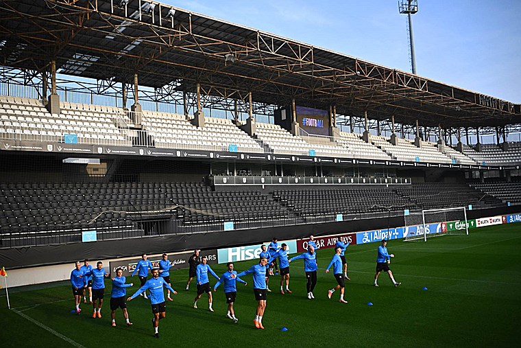 สมาคมฟุตบอลไอซ์แลนด์: แฟนชาวไอซ์แลนด์ประมาณ 30 คนไปที่สนามของทีมเยือนเพื่อเชียร์ทีม