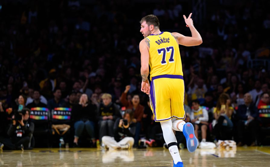 ดอนซิชทำคะแนนได้ 92 แต้มในสองเกมแรก กลายเป็นผู้เล่นคนแรกในประวัติศาสตร์ที่ทำคะแนนได้ 40+10+5 ในสองเกมติดต่อกัน