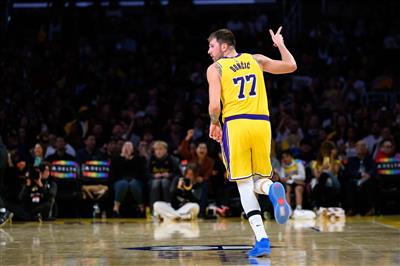 ดอนซิชต้องได้ 50 แต้มเหรอ? ESPN ทำนายเปอร์เซ็นต์การชนะ: Lakers 48.4%, Kings 51.6%