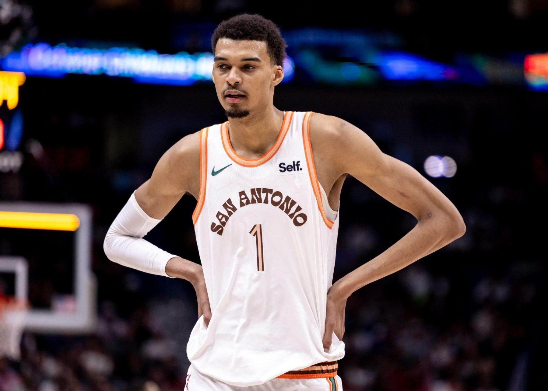 เขาตกเป็นเป้าหมายหลายครั้งในที่เกิดเหตุ! เวนบันยามะทำ 7 แต้ม 3 จาก 8 ครึ่ง 4 รีบาวด์ ละเมิด 3 ครั้ง