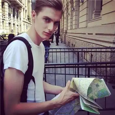 6686体育首席作者笑到面瘫